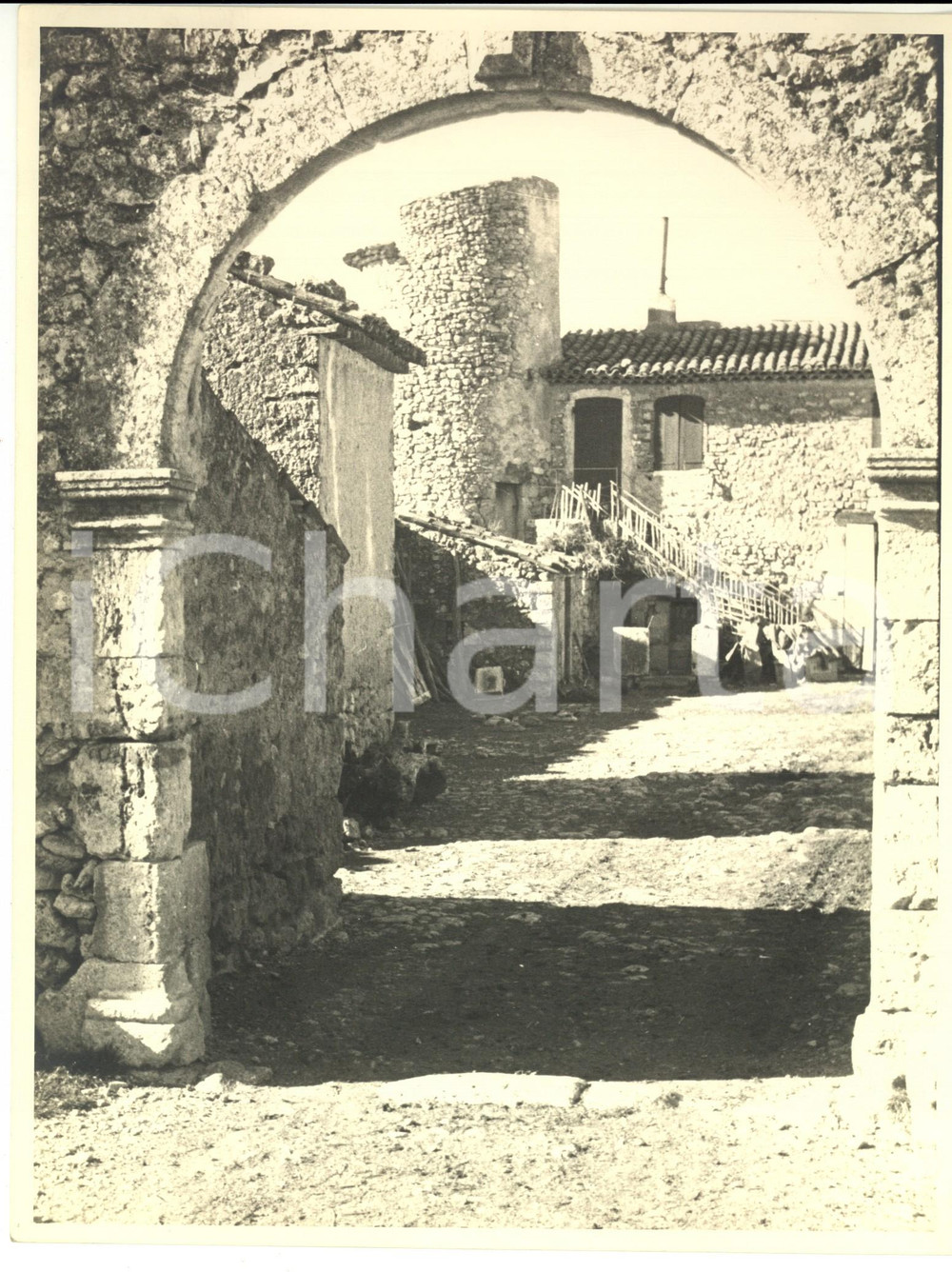 Fotografia d epoca originale 1960 ca FRANCE PROVENCE Antico casolare con arco e torre Foto 19x26 cm 1