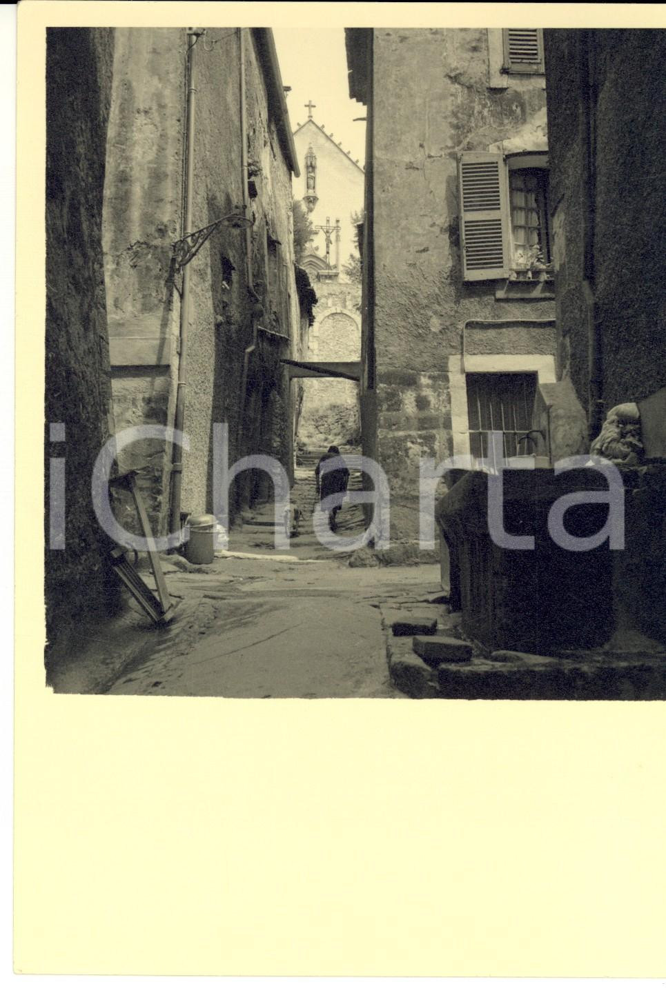 Fotografia d epoca originale 1960 ca FRANCE Antico vicolo con chiesetta alla Vergine Foto VINTAGE 12x18 cm 1