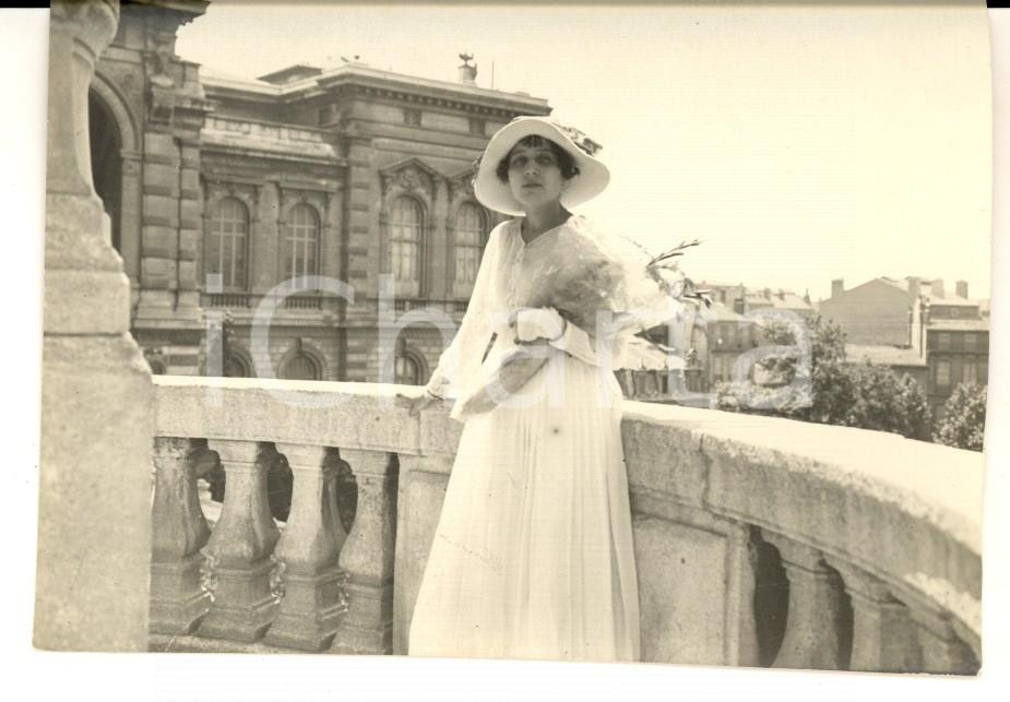 Fotografia d epoca originale 1917 MARSEILLE Palais LONGCHAMP Femme en blanc avec bouquet Photo 11x7 cm 1
