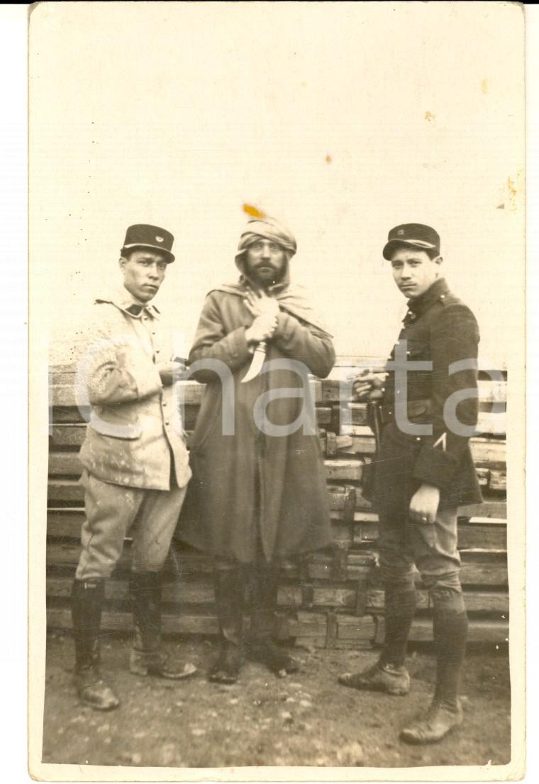 Fotografia d epoca originale 1920 ca FRANCE Finto arresto di un ladrone indiano Foto GOLIARDICO 9x14 1