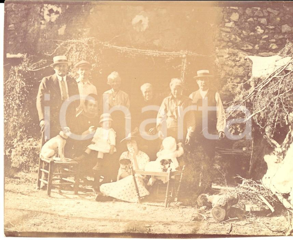 Fotografia d epoca originale 1910 ca FRANCE Ritratto di famiglia in una casa di campagna Foto 10x9 cm 1
