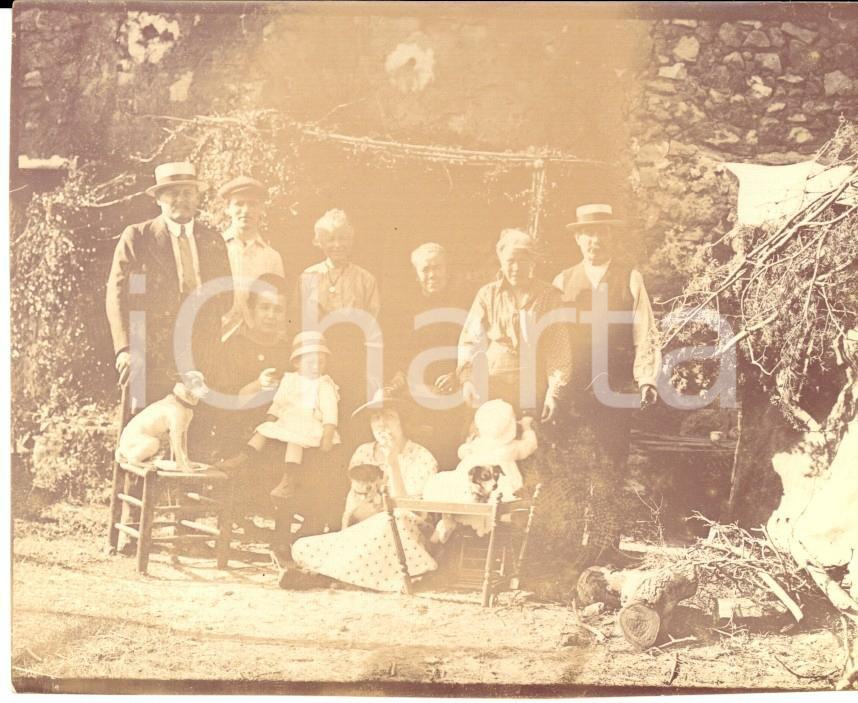 Fotografia d epoca originale 1910 ca FRANCE Ritratto di famiglia in una casa di campagna Foto 10x9 cm 1