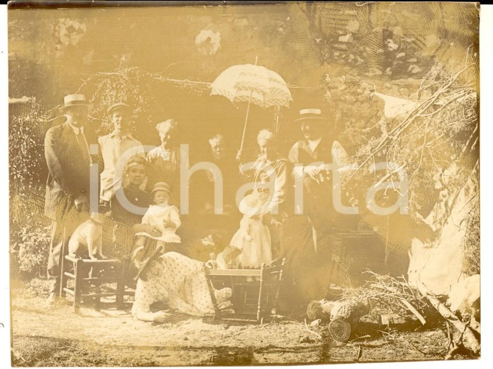 Fotografia d epoca originale 1910 ca FRANCE Ritratto di famiglia con donna che cade Foto CURIOSA 10x9 cm 1