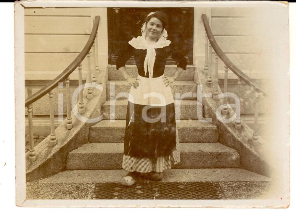 Fotografia d epoca originale 1920 ca FRANCE Donna in abito tradizionale da contadina Foto 12x9 cm 1
