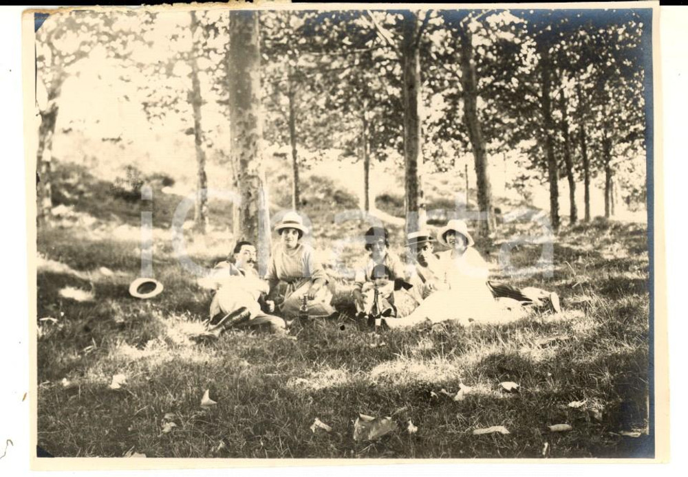 Fotografia d epoca originale 1920 ca FRANCE Scampagnata tra amici con bambina Foto VINTAGE 10x9 cm 1