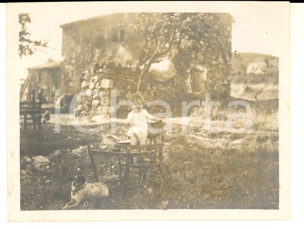 Fotografia d epoca originale 1920 ca PROVENCE Bambina sul seggiolone in aperta campagna Foto VINTAGE 11x8 cm 1