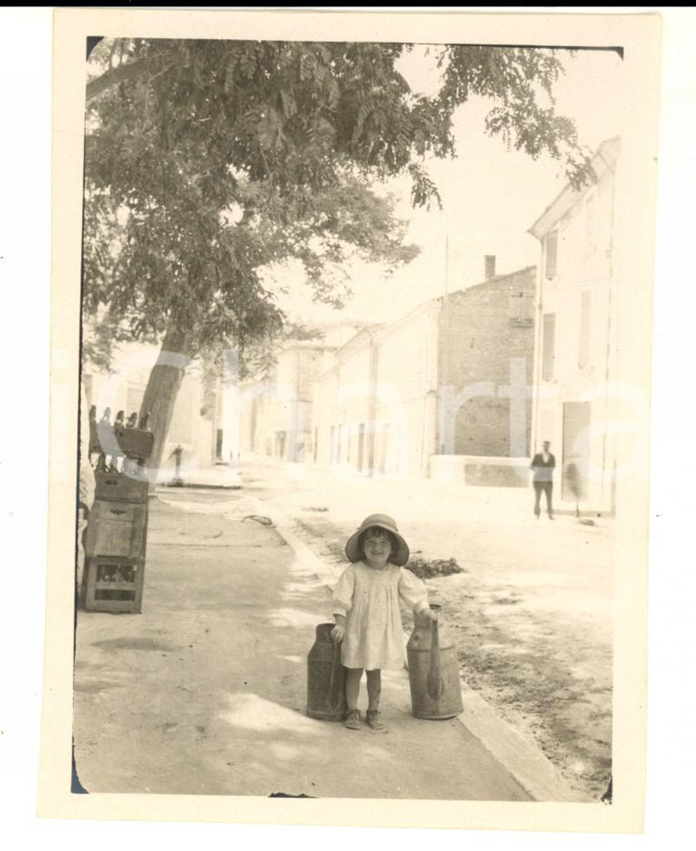 Fotografia d epoca originale 1920 ca PROVENCE ? Bambina con due innaffiatoi Foto VINTAGE 10x12 cm 1
