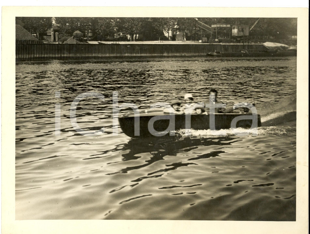 Fotografia d epoca originale 1940 ca FRANCE Famiglia in barca durante una gita sul lago Foto VINTAGE 24x18 1