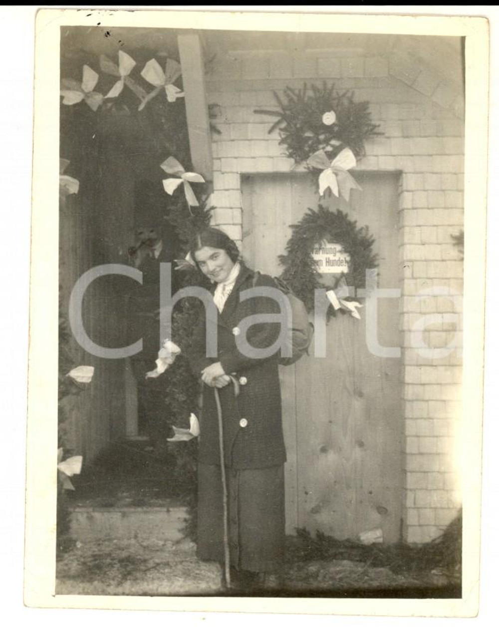 Fotografia d epoca originale 1920 ca FRANCE Giovane donna sotto un portone fiorito Foto VINTAGE 8x11 cm 1