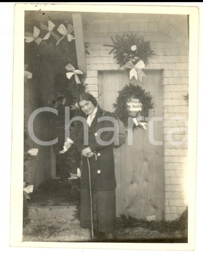 Fotografia d epoca originale 1920 ca FRANCE Giovane donna sotto un portone fiorito Foto VINTAGE 8x11 cm 1
