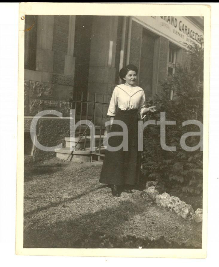 Fotografia d epoca originale 1920 ca FRANCE Giovane donna al GRAND GARAGE Foto VINTAGE 8x11 cm 1