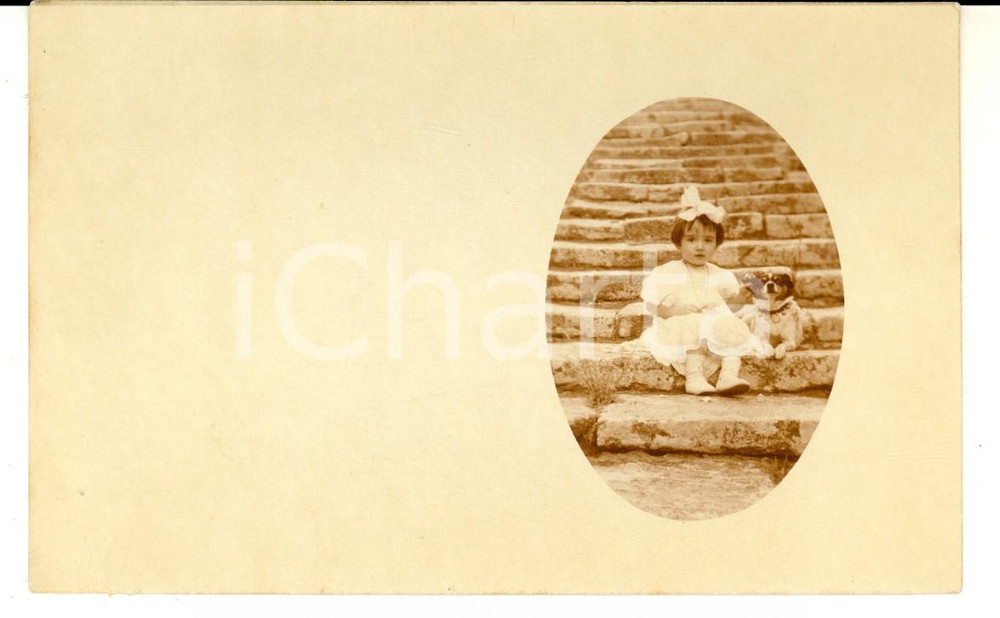 Fotografia d epoca originale 1920 ca FRANCE Bambina sulle scale con cagnolino Foto cartolina VINTAGE 1