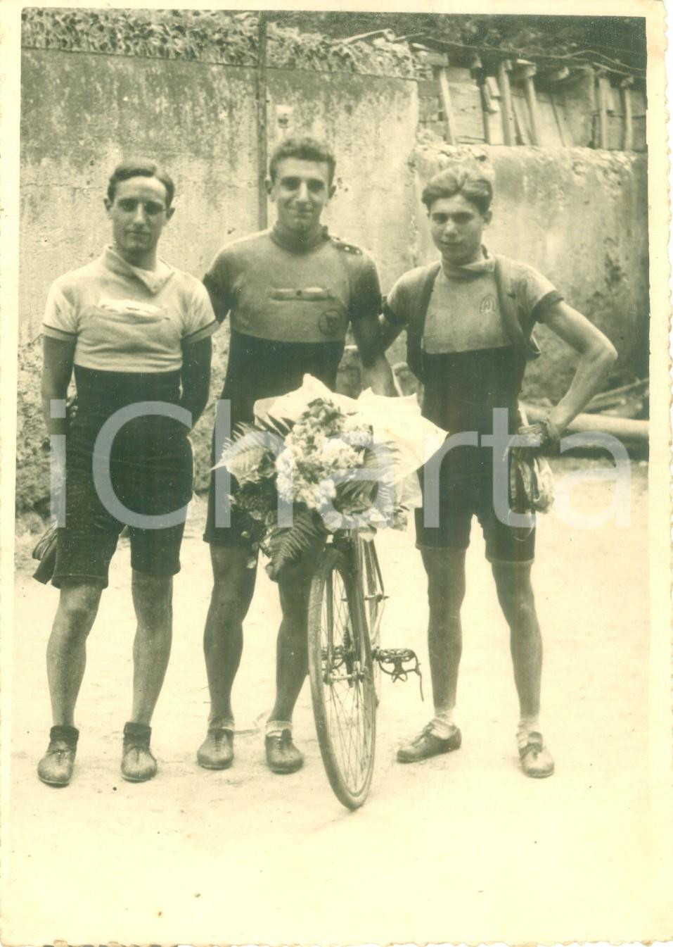 Fotografia d epoca originale 1935 ca MARSEILLE FRANCE Trio di ciclisti con mazzo di fiori Fotografia 1