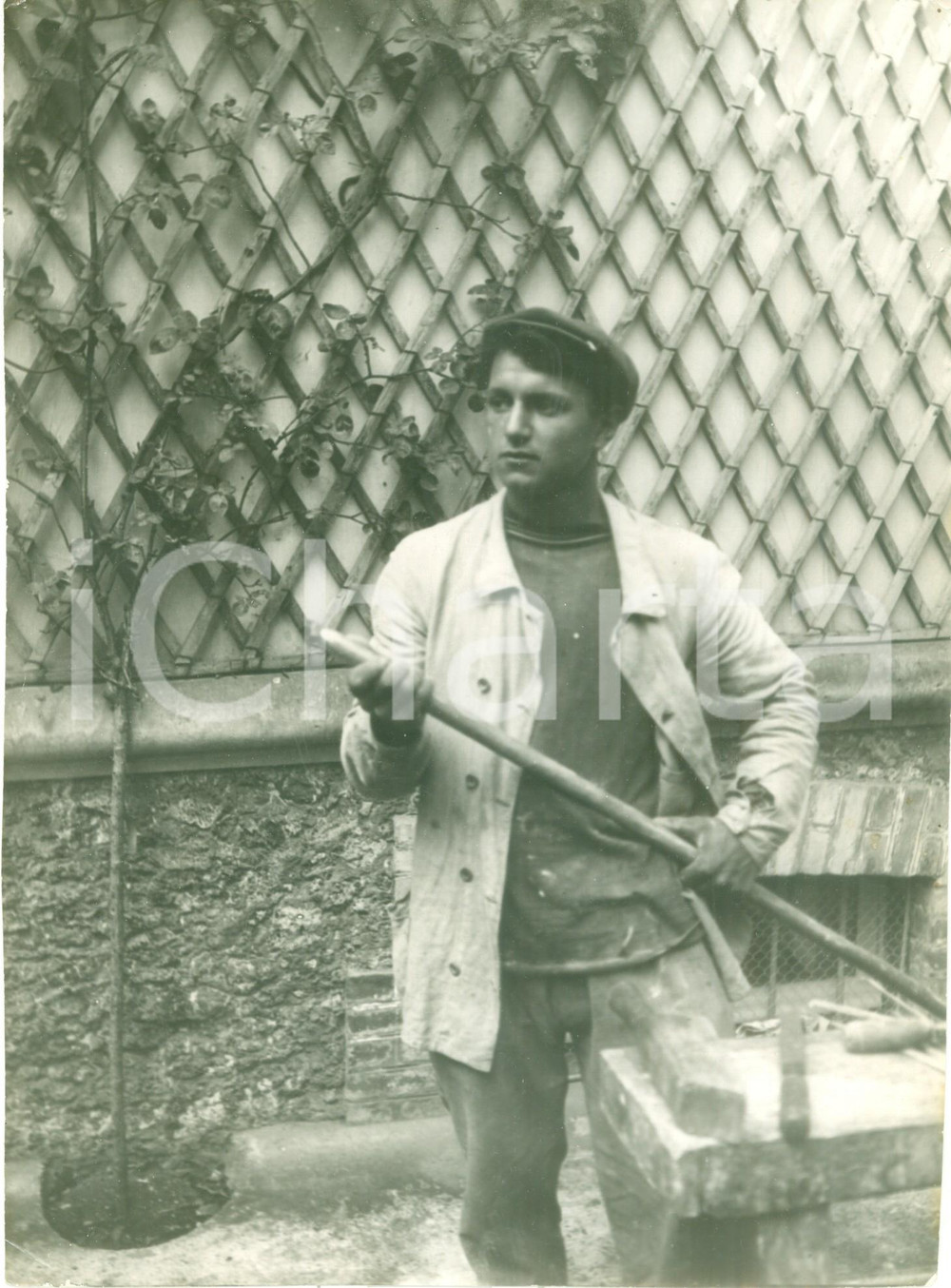 Fotografia d epoca originale 1950 ca FRANCE Giardiniere al lavoro al banco attrezzi Fotografia 1