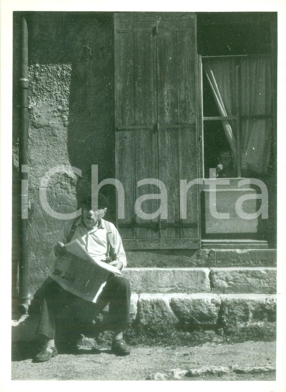 Fotografia d epoca originale 1950 ca FRANCIA RURALE Anziano contadino legge il giornale sui gradini Foto 1