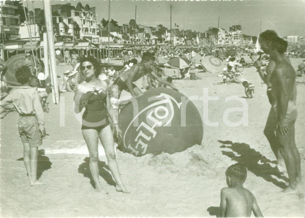 Fotografia d epoca originale 1955 ca FRANCE ? Ragazzi in spiaggia con pallone gigante KOHLER Fotografia 1