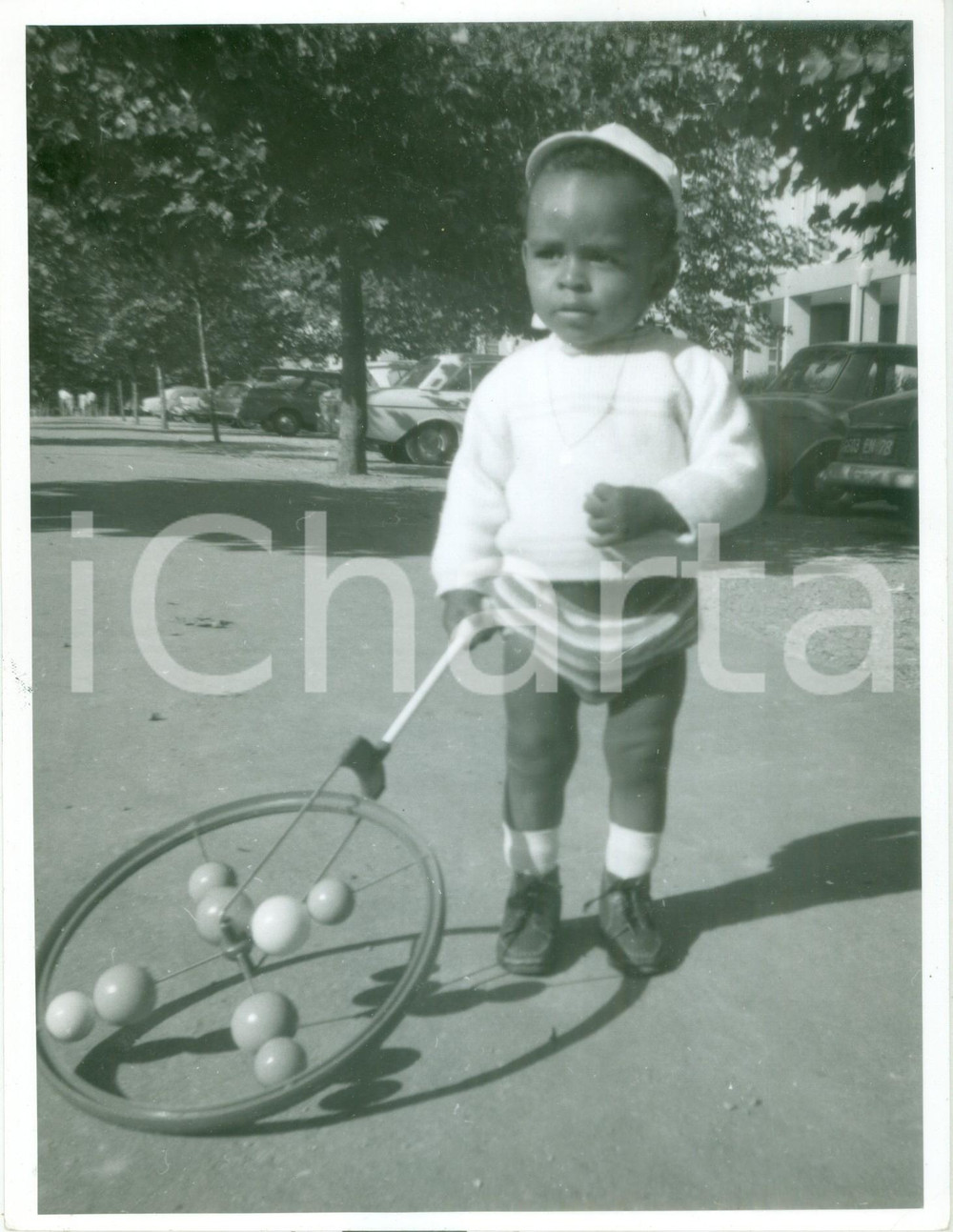 Fotografia d epoca originale 1960 ca FRANCE ? Bambino gioca con ruota sonora Fotografia 1