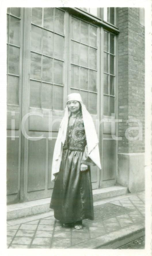 Fotografia d epoca originale 1937 FRANCE Spettacolo SON REGARD Attrice in costume decorato Foto cm 6 x 11 1