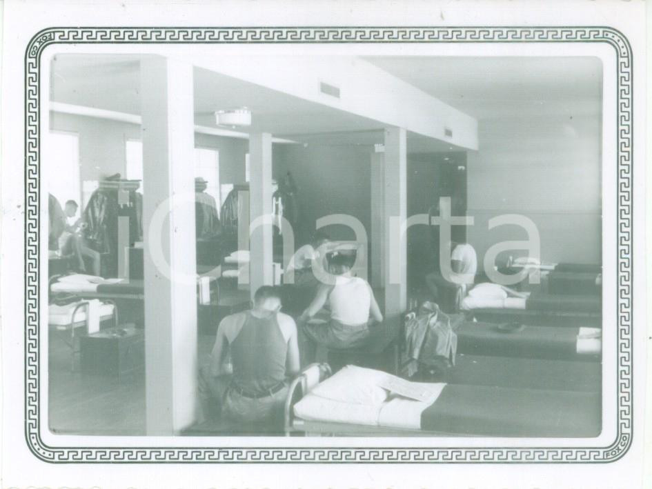 Fotografia d epoca originale 1953 SAN ANTONIO, TEXAS USA Ufficiali sulle brande nelle baracche Fotografia 1