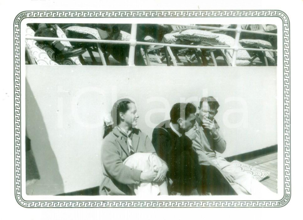 Fotografia d epoca originale 1953 USA Cadetti militari francesi prendono il sole sul QUEEN ELIZABETH Foto 1