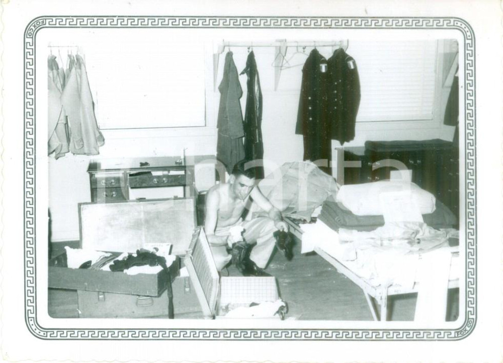 Fotografia d epoca originale 1953 LACKLAND AIR FORCE BASE USA Cadetto militare francese riordina i bagagli 1