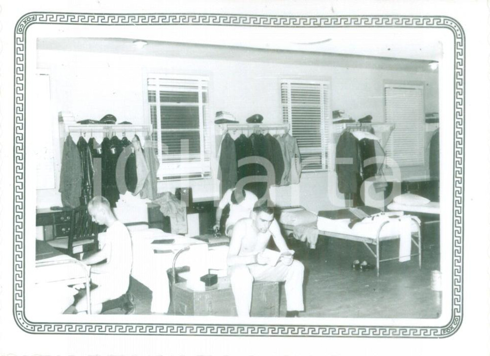 Fotografia d epoca originale 1953 LACKLAND AIR FORCE BASE USA Cadetti militari francesi nelle camerate Foto 1