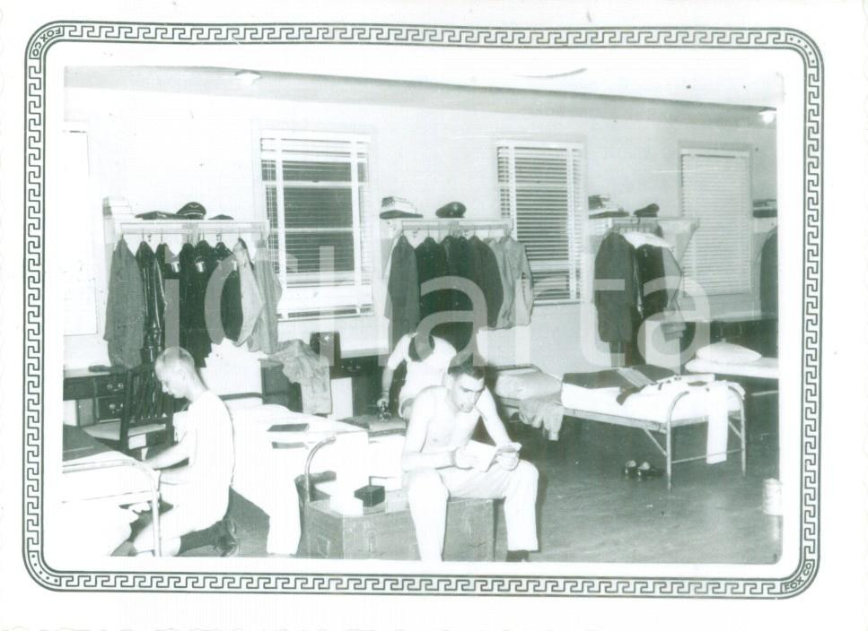 Fotografia d epoca originale 1953 LACKLAND AIR FORCE BASE USA Cadetti militari francesi nelle camerate Foto 1