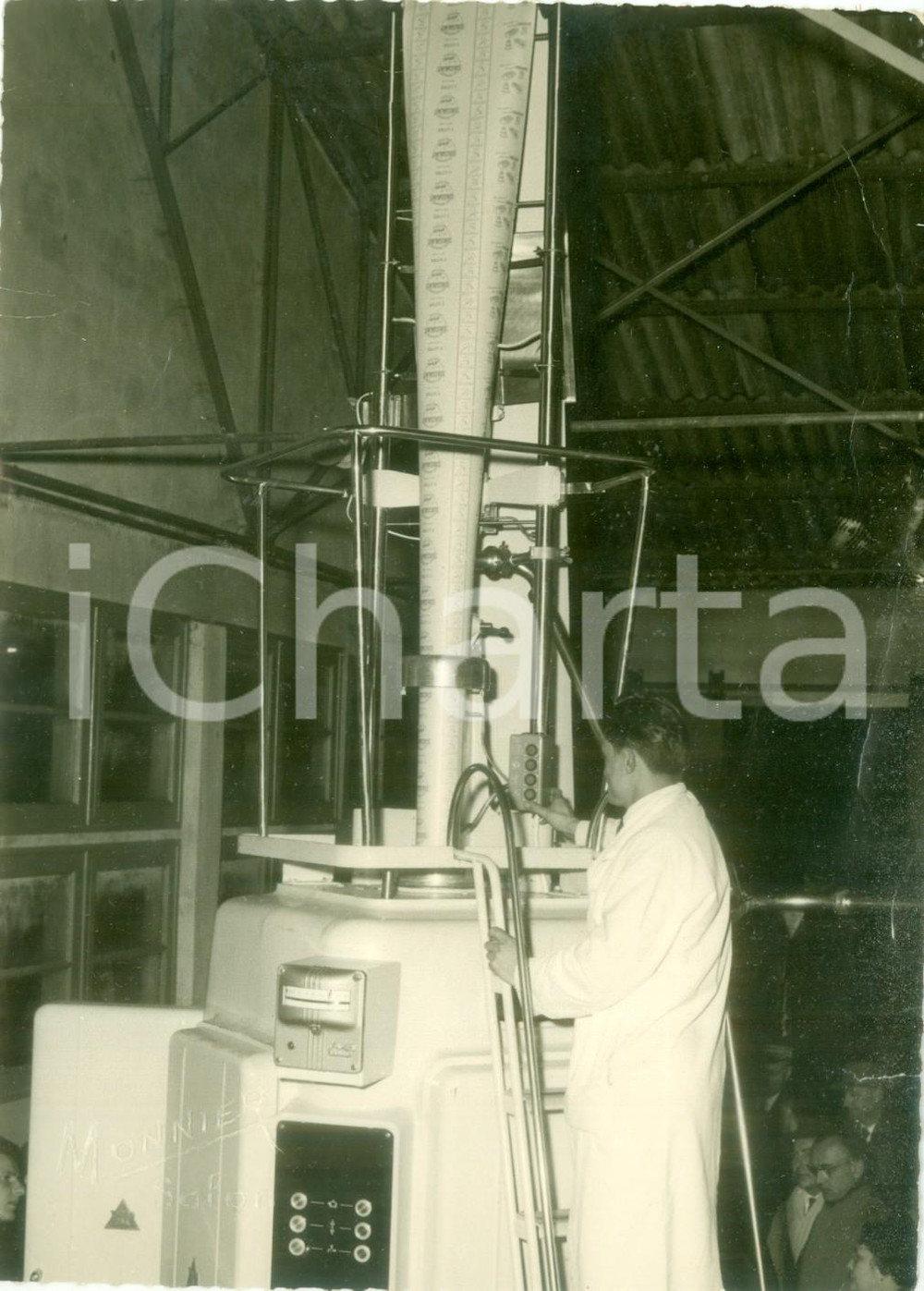 Fotografia d epoca originale 1955 ca SALON DE PROVENCE F Operaio a macchina per etichette latte STASSALAIT 1