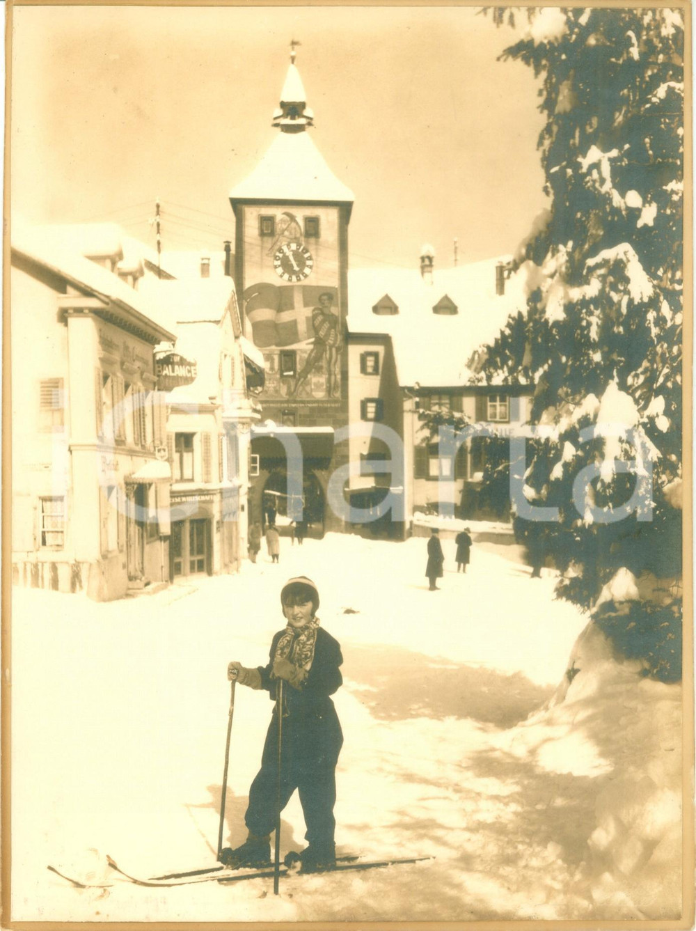 Fotografia d epoca originale 1931 LIESTAL SVIZZERA Bambina sugli sci in piazza Fotografia Arndol SEILER 1