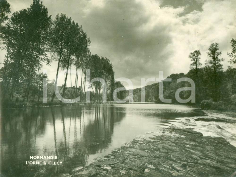 Fotografia d epoca originale 1950 ca CLECY NORMANDIE Veduta del fiume ORNE Fotografia seriale 1