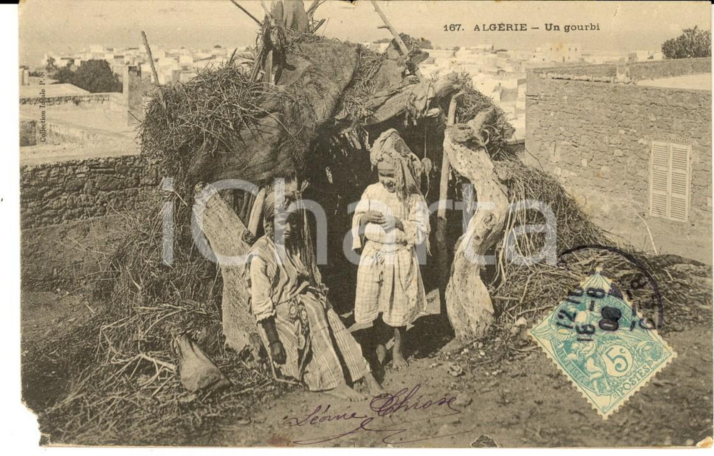 Cartolina originale da collezione 1906 COUTUMES ALGERIE Un gourbi Carte postale ANIMEE enfants FP VG 1