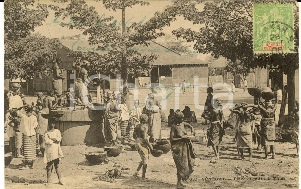 Cartolina originale da collezione 1906 THIES SENEGAL Place et femmes au puits Carte postale VINTAGE FP VG 1
