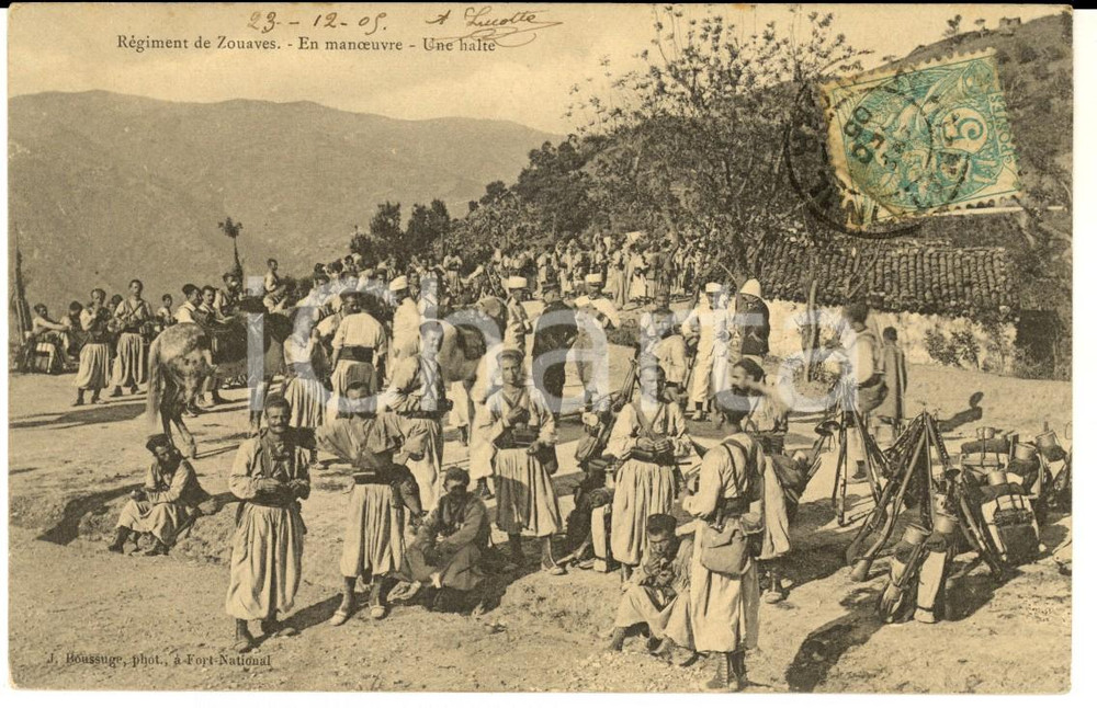 Cartolina originale da collezione 1905 ALGERIE Régiment de ZOUAVES en manoeuvre  Une halte Carte postale FP VG 1
