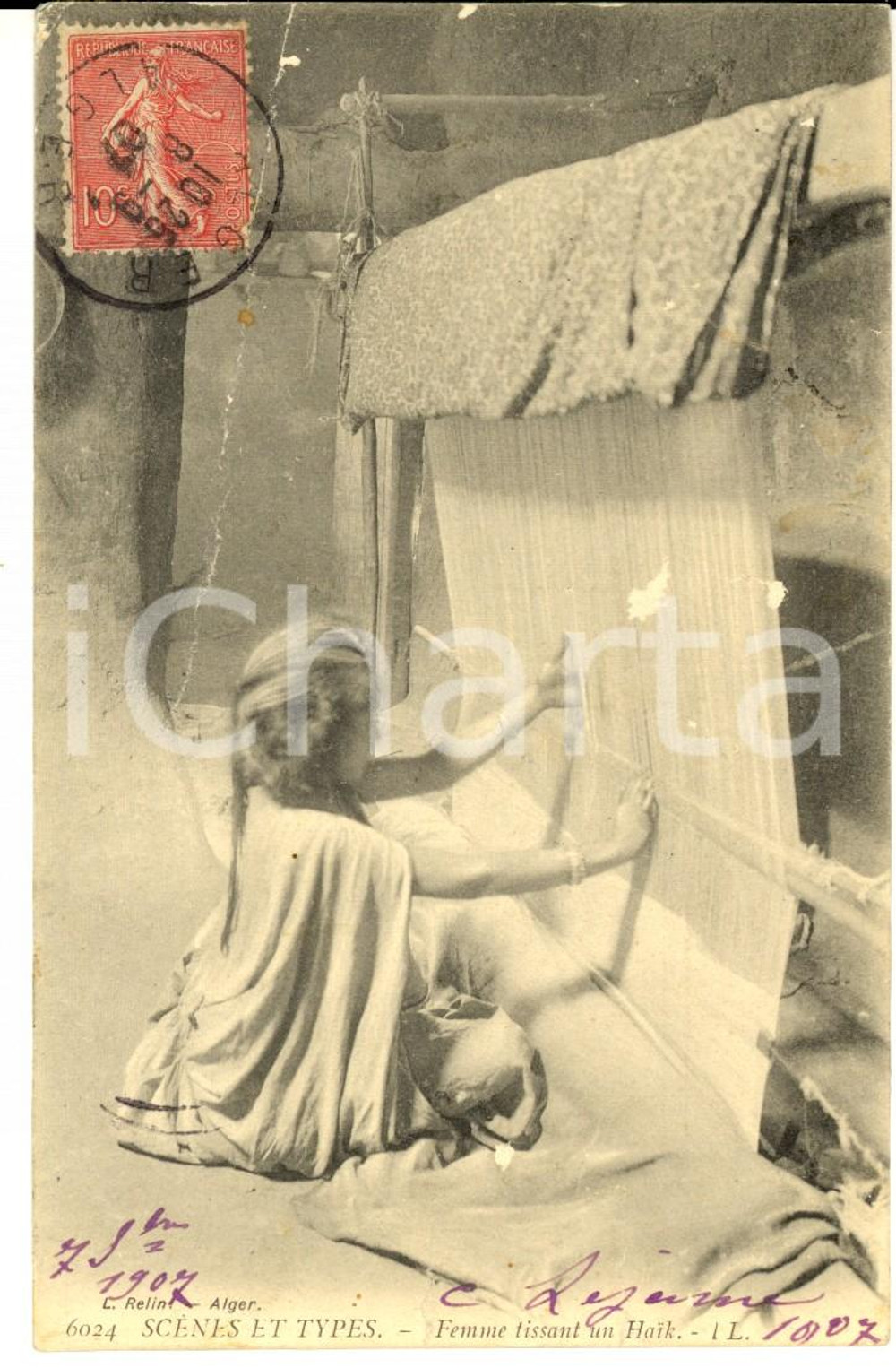 Cartolina originale da collezione 1907 COUTUMES ALGERIE Femme tissant un Haik Carte postale VINTAGE FP VG 1