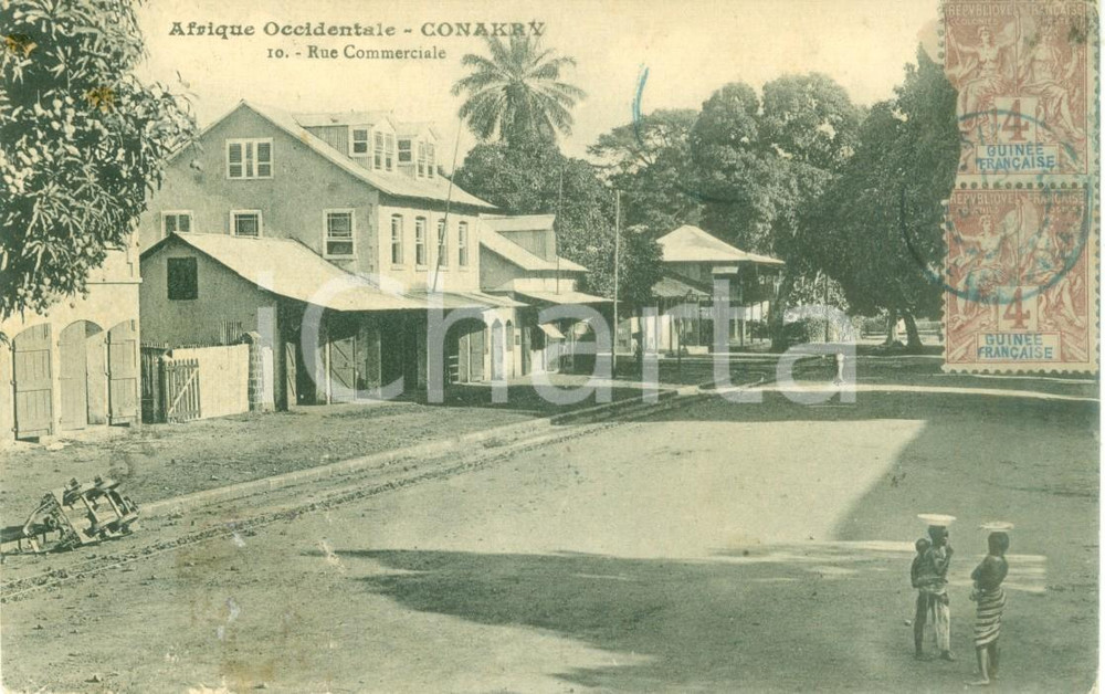 Cartolina originale da collezione 1911 CONAKRY GUINEA Bambini con piatti in testa Rue Commerciale Cartolina FP VG 1