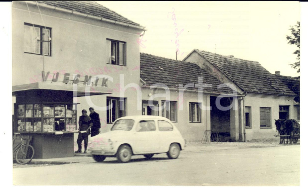 Cartolina originale da collezione 1967 NOVOSELEC CROAZIA Una strada locale Cartolina ANIMATA con FIAT 500 1