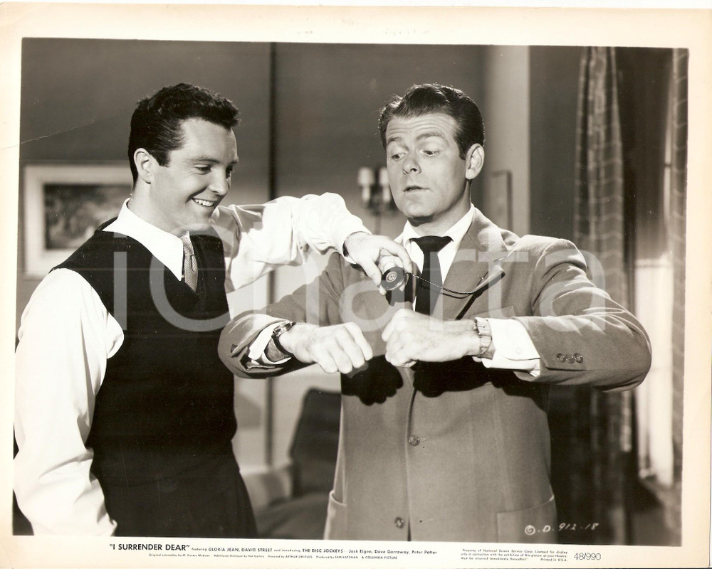 Fotografia d epoca originale 1948 I SURRENDER DEAR David STREET guarda orologio da tasca di Don McGUIRE Foto 1