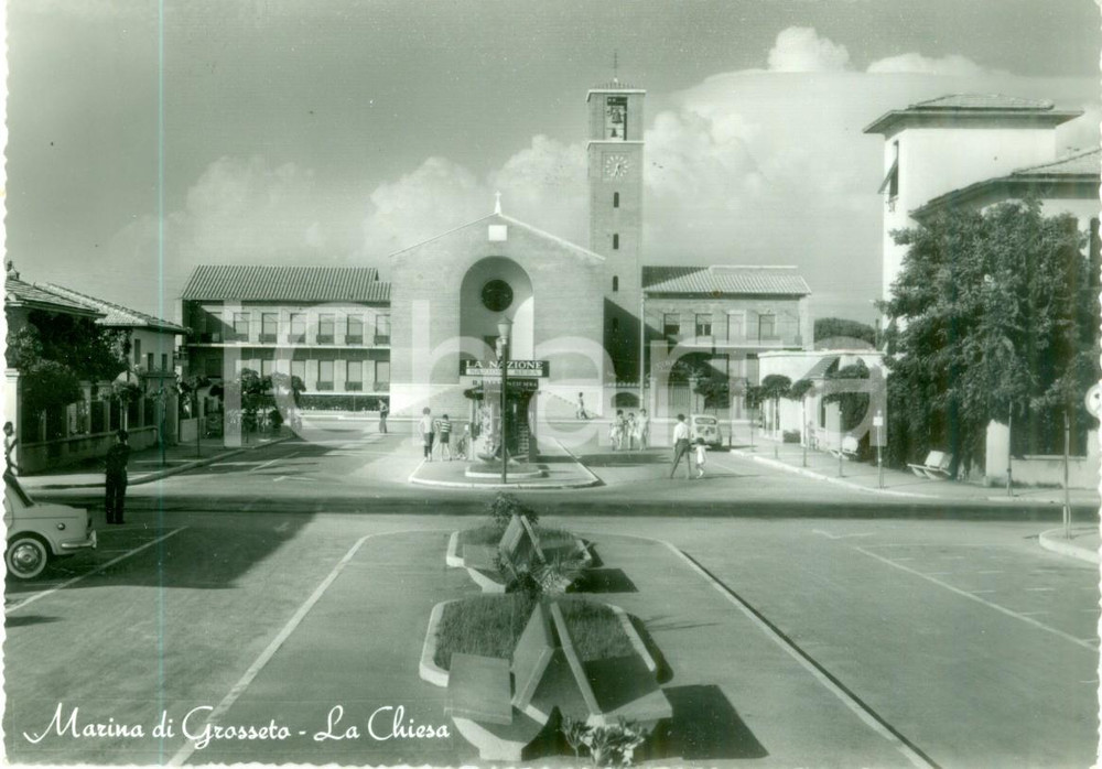 Cartolina originale da collezione 1963 MARINA DI GROSSETO La Chiesa e edicola con LA NAZIONE Cartolina FG NV 1