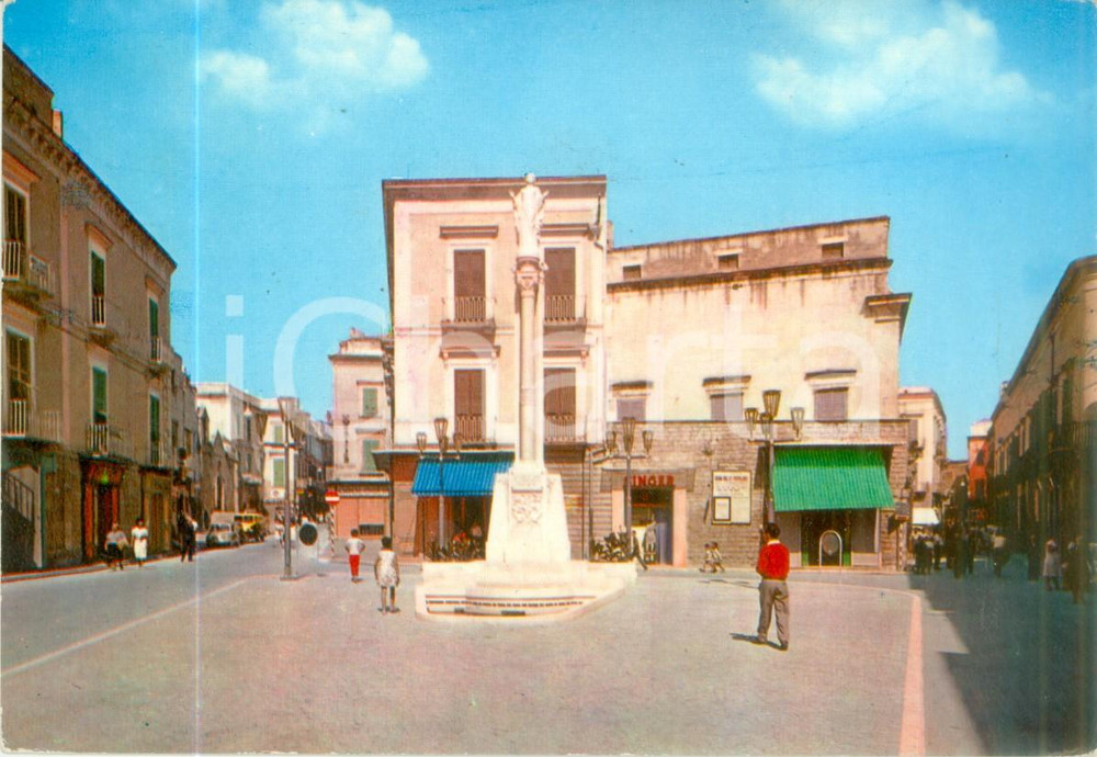 Cartolina originale da collezione 1964 TRANI BT Piazza LibertÃ  Negozio SINGER Cartolina ANIMATA FG VG 1