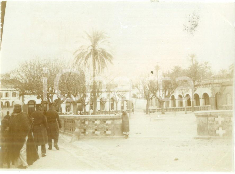 Fotografia d epoca originale 1892 LAGHOUAT ALGERIA Soldati francesi in Place RANDON Fotografia cm 11 x 8 1