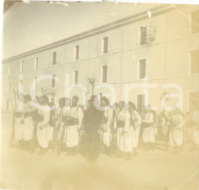 Fotografia d epoca originale 1890 ALGER ALGERIE Lieutenant CARTIN Ã  la Caserne d ORLEANS Foto cm 8 x 7 1
