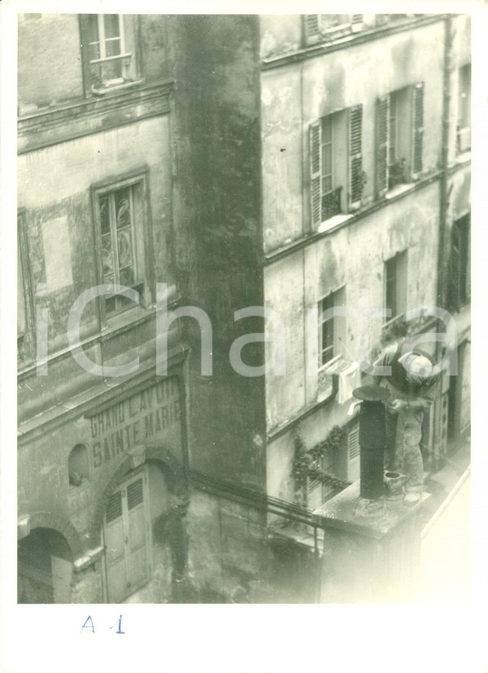 Fotografia d epoca originale 1958 PARIS Spazzacamino al lavoro al Grand Lavoir Sainte Marie Fotografia 1