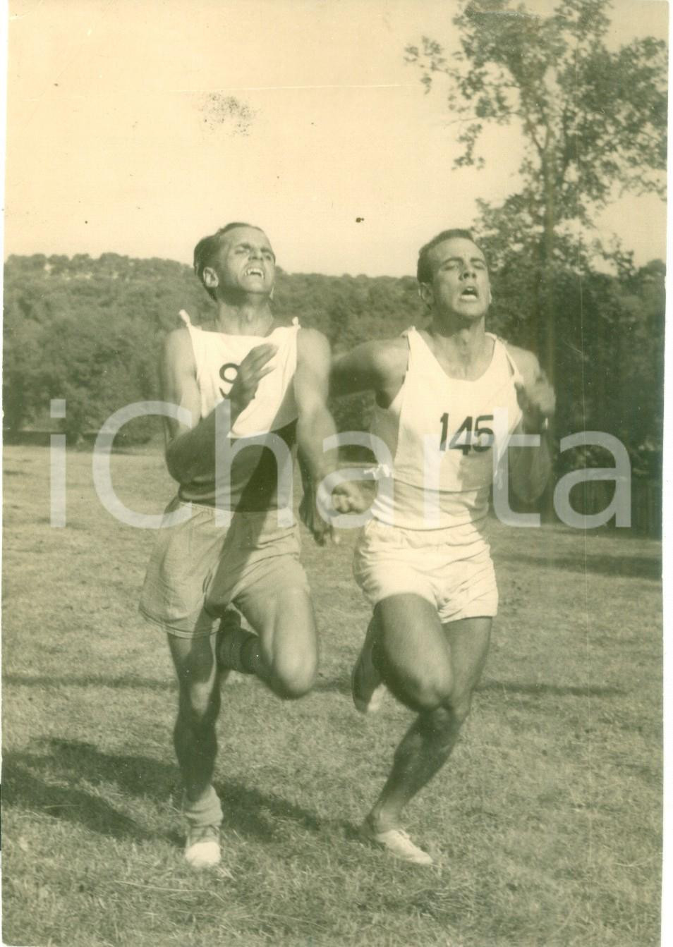 Fotografia d epoca originale 1955 ANTIBES FRANCE Podisti al rush finale per il traguardo Fotografia 1