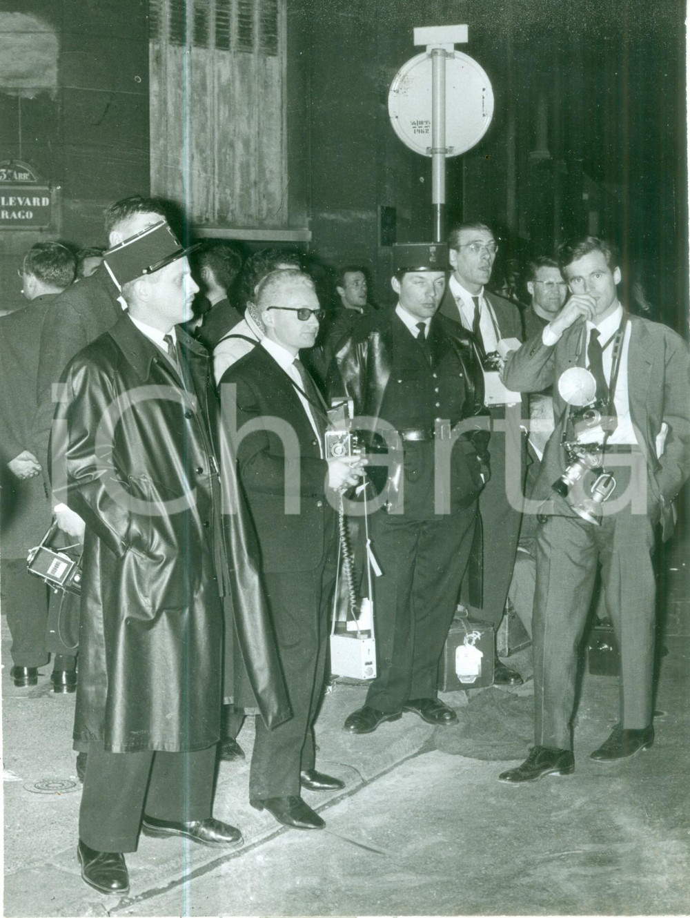 Fotografia d epoca originale 1962 PARIS Paparazzi e poliziotti in Boulevard ARAGO Fotografia cm 17 x 23 1