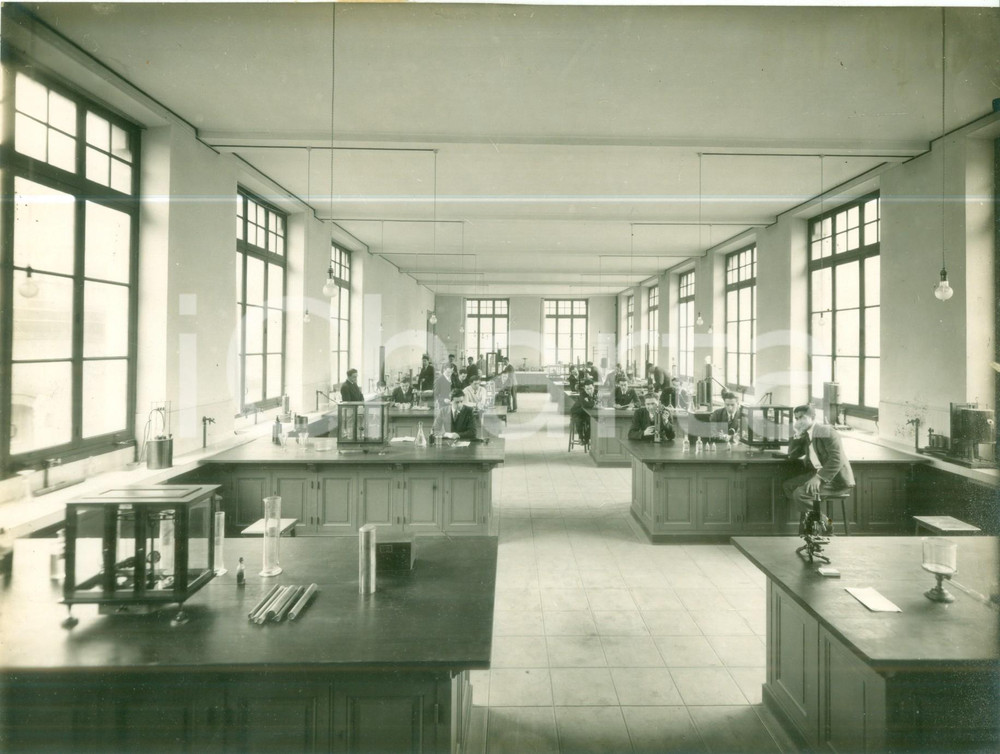 Fotografia d epoca originale 1930 GRENOBLE FRANCE Studiosi al laboratorio di fisica Fotografia cm 23 x 17 1