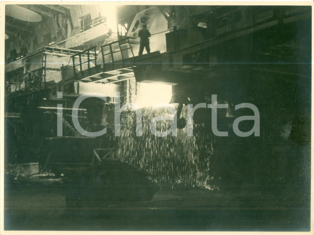 Fotografia d epoca originale 1950 ca FRANCE Operai al lavoro in un altoforno Fotografia cm 23 x 17 1