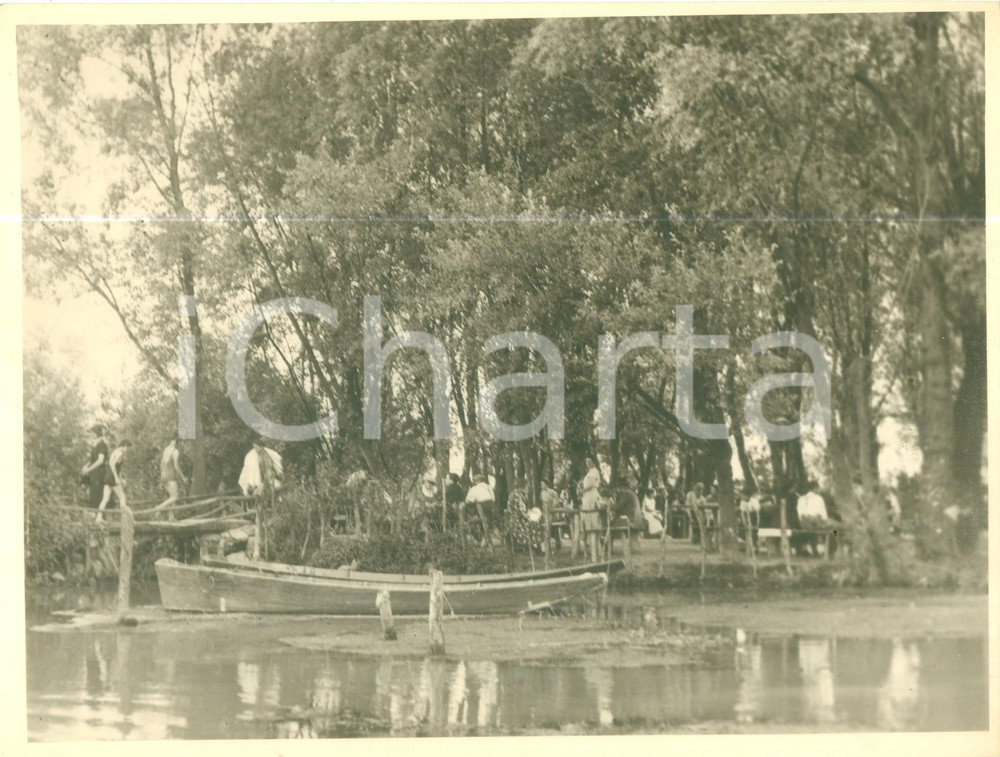 Fotografia d epoca originale 1950 ca FRANCE Picnic sul fiume per famiglie e bambini Fotografia 1