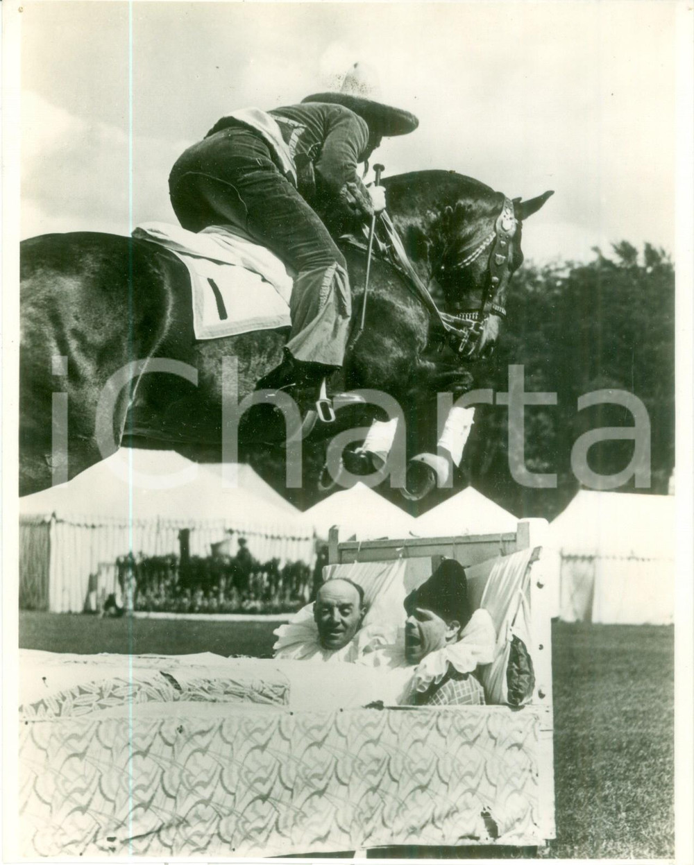 Fotografia d epoca originale 1950 ca ALDERSHOT Cavallo del 5th ROYAL INNISKILLING DRAGOON GUARDS salta letto 1