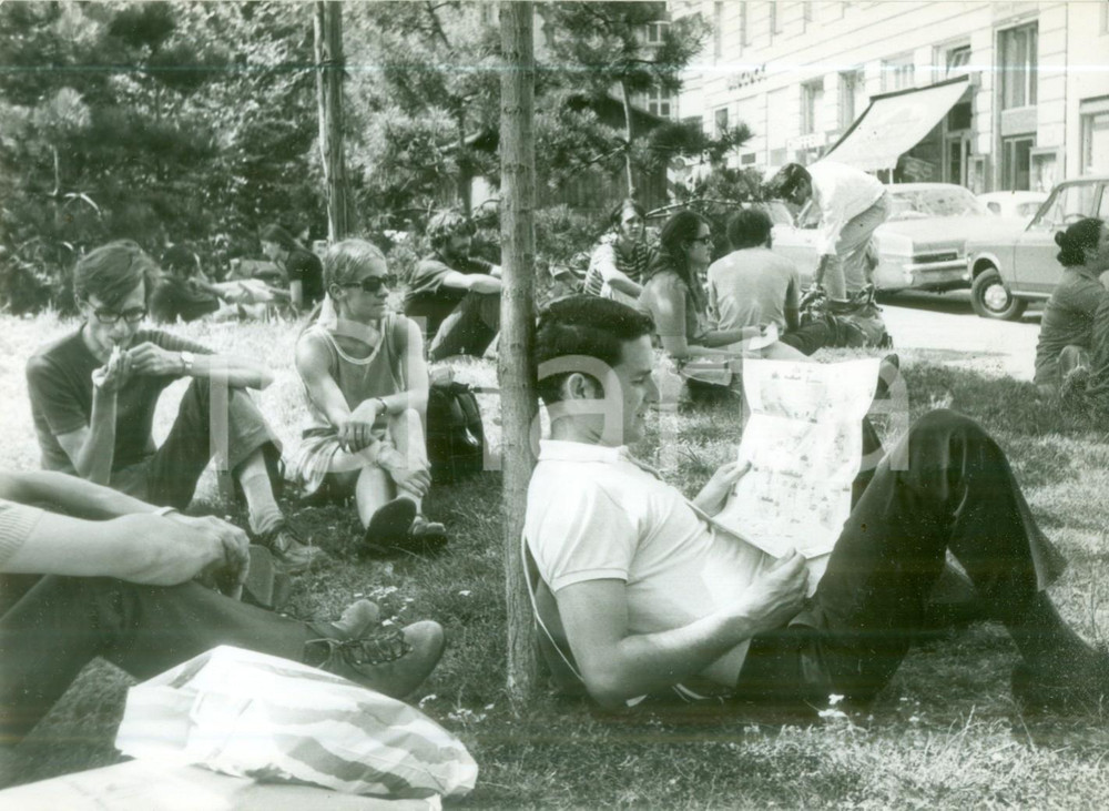 Fotografia d epoca originale 1971 WIEN Invasione di turisti in LOBKOWITZPLATZ Fotografia 1