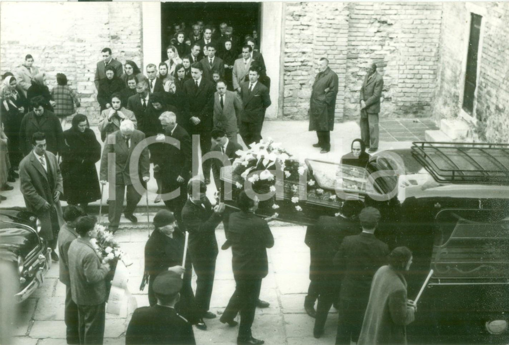 Fotografia d epoca originale 1960 GORIZIA uscita dalla chiesa per un funerale Fotografia ZULIANI cm 18 x 12 1
